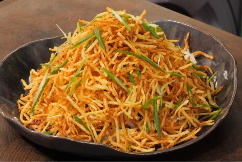 Хрустящий и праздничный: готовим салат «Муравейник» — семья встанет в очередь с тарелками