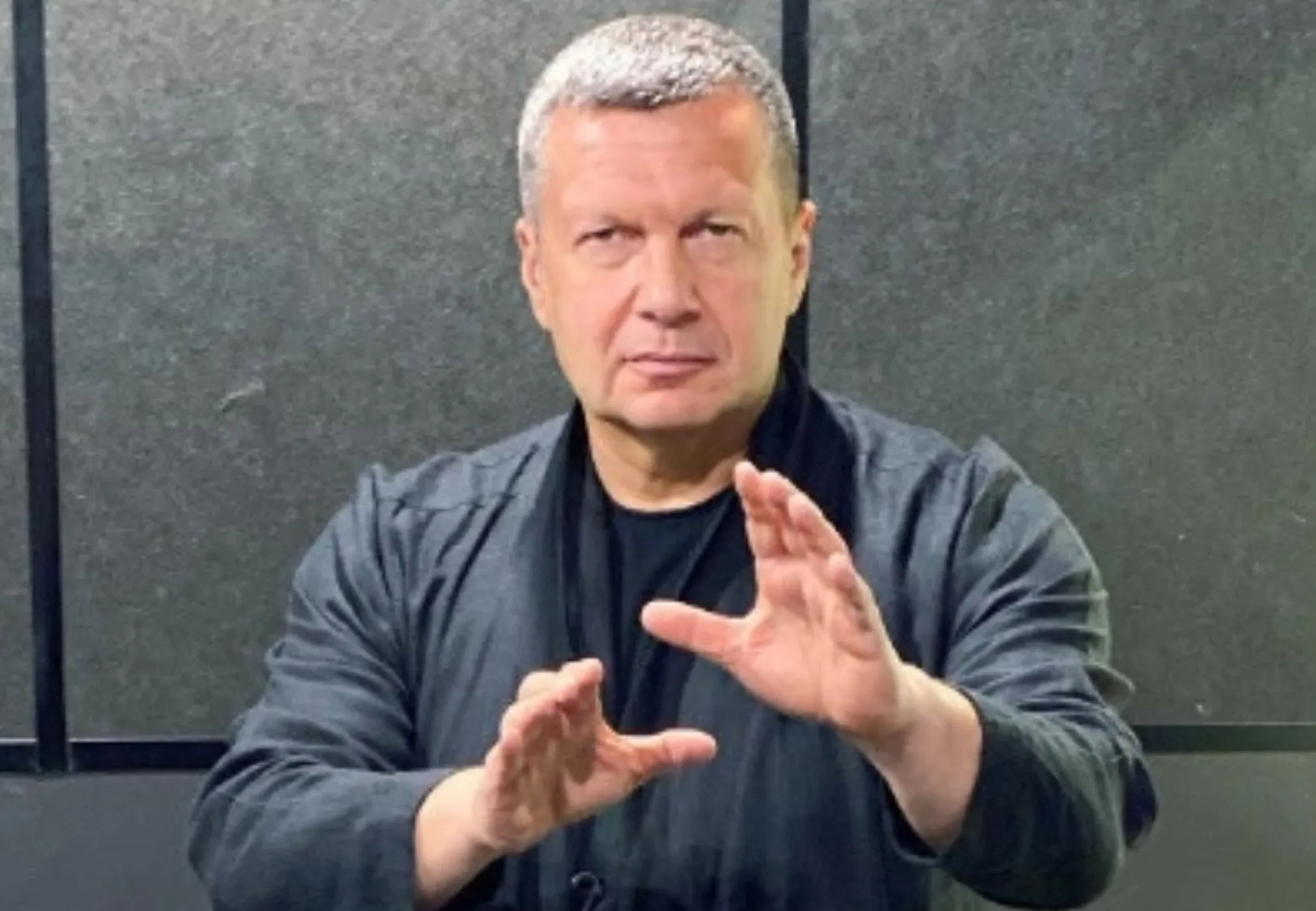 Сотрудницу "Кофемании" якобы уволили по требованию Владимира Соловьёва