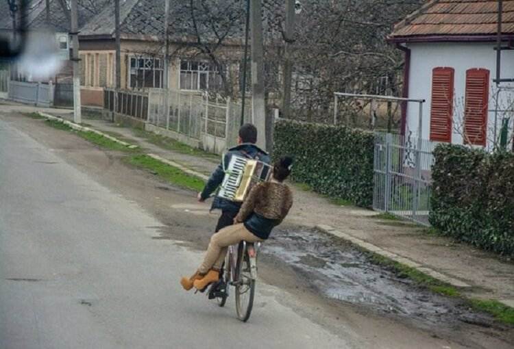 Едем, едем в соседнее село на дискотеку!