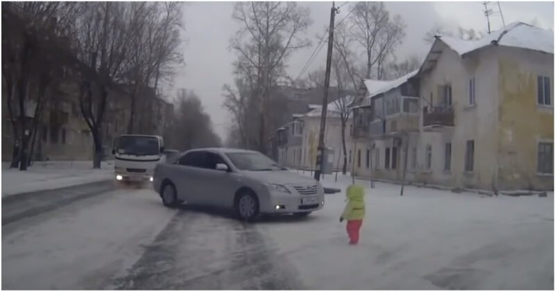 Пассажир спас ребёнка, не выходя из машины