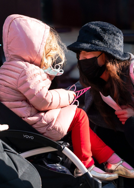 Все тренды в одном образе: Ирина Шейк с дочкой Леей на прогулке в Нью-Йорке Все тренды в одном образе: Ирина Шейк с дочкой Леей на прогулке в Нью-Йорке Мода,Новости моды