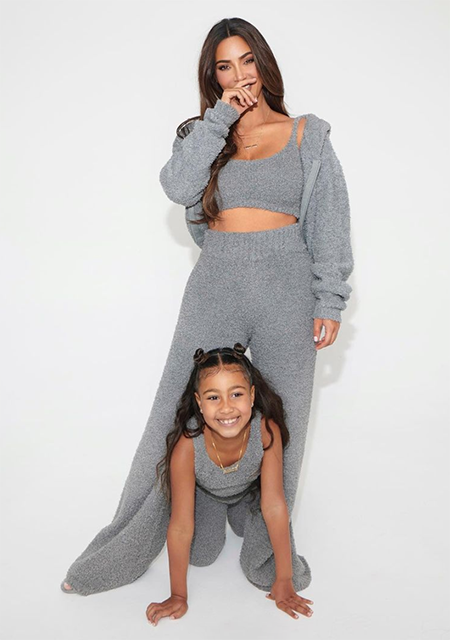 Ким Кардашьян с дочерьми снялась в новой рекламе своего модного бренда Фотосессии
