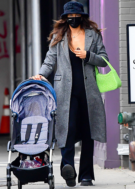 Все тренды в одном образе: Ирина Шейк с дочкой Леей на прогулке в Нью-Йорке Все тренды в одном образе: Ирина Шейк с дочкой Леей на прогулке в Нью-Йорке Мода,Новости моды