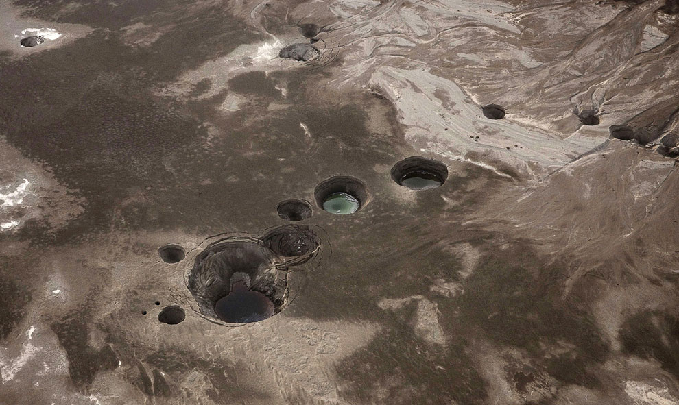 Эти дыры в Земле появились на месте стремительно высыхающего Мертвого моря в Израиле, 10 ноября 2011