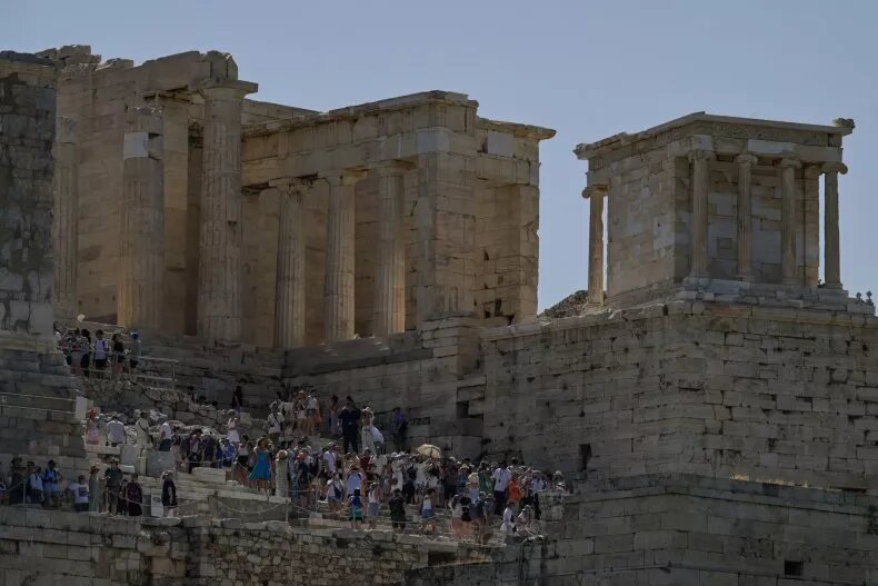 Теперь посетить Акрополь можно только в утренние и вечерние часы