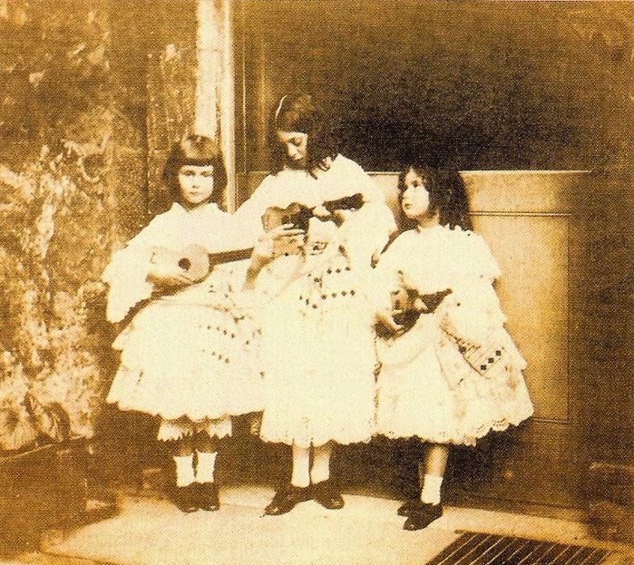 Каким было реальное детство Алисы из Зазеркалья: Холодные ванны, взрослые беседы и странные фотографии интересное,история,Льюис Кэрролл, Алиса Лидделл, дети викторианской Англии