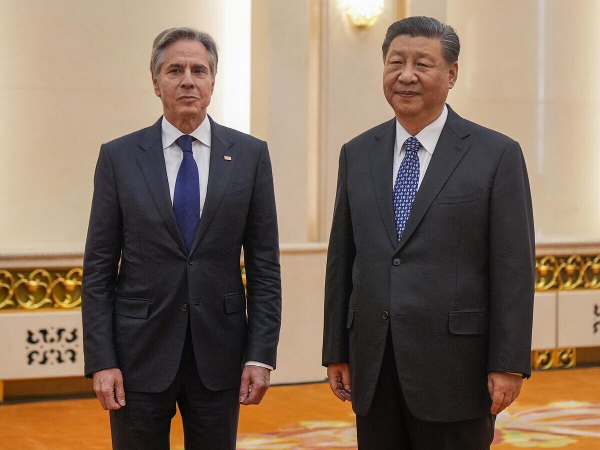    Госсекретарь США Энтони Блинкен и председатель КНР Си Цзиньпин во время встречи в Пекине© AP Photo / Mark Schiefelbein