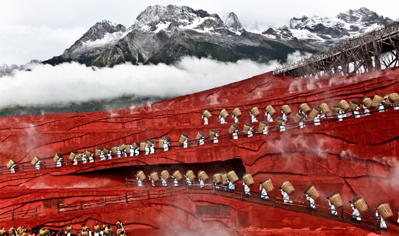 Масштабное театральное представление под открытым небом на фоне горного массива Юйлунсюэшань, провинция Юньнань, Китай без фотошопа, природа, удивительные фото, человек