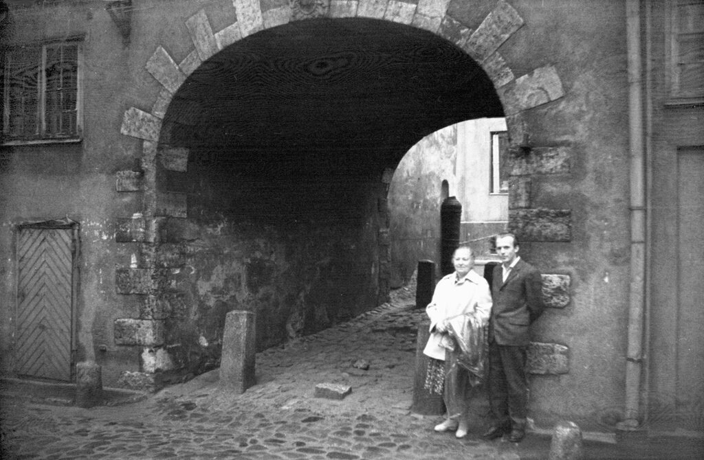 Двое у Шведских ворот в старой Риге
Борис Смирнов-Русецкий, 1 июня 1963 - 1 сентября 1963 года, г. Рига, ул. Торня, из архива Владимира Александровича Карлова.