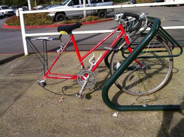 В Чикаго от припаркованных великов остаются рожки да ножки В Чикаго от припаркованных великов остаются рожки да ножки америка