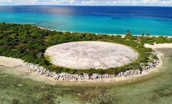 На заброшенном острове увидели круглую бетонную плиту. Она выглядит как крыша, но спускаться под нее запрещено Культура