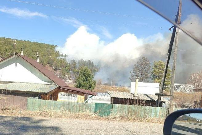 Масштабный пожар под Читой: горят дома и лес. Движение по трассе останавливали из-за огня