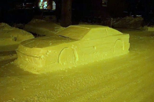 Канадец разыграл полицию с помощью снежной скульптуры (5 фото) Канадец разыграл полицию с помощью снежной скульптуры (5 фото)