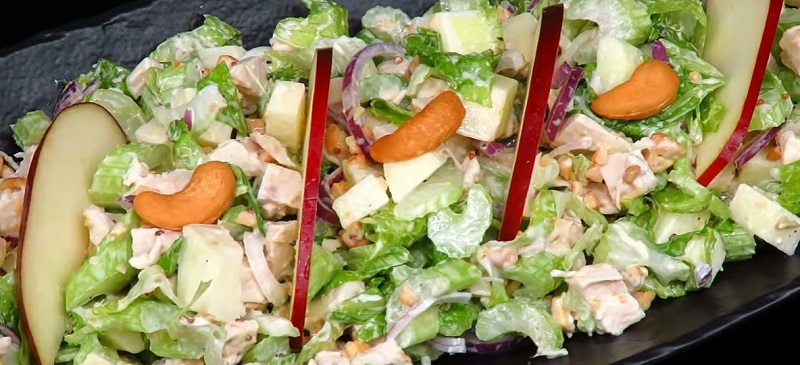 Вкуснейший хрустящий салат с курицей: отличное решение для праздничного стола