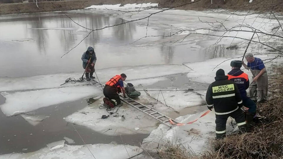 84-летнего рыбака спасли с отколовшейся и отплывшей льдины под Костромой