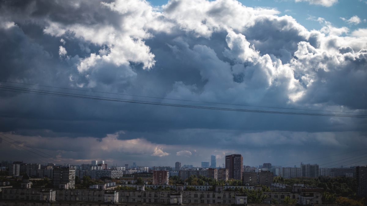 Тепло московский. Грозовой фронт над Москвой. На Москву надвигается ураган. Аномальная гроза в Москве. Атмосферный монстр на Москву надвигается.