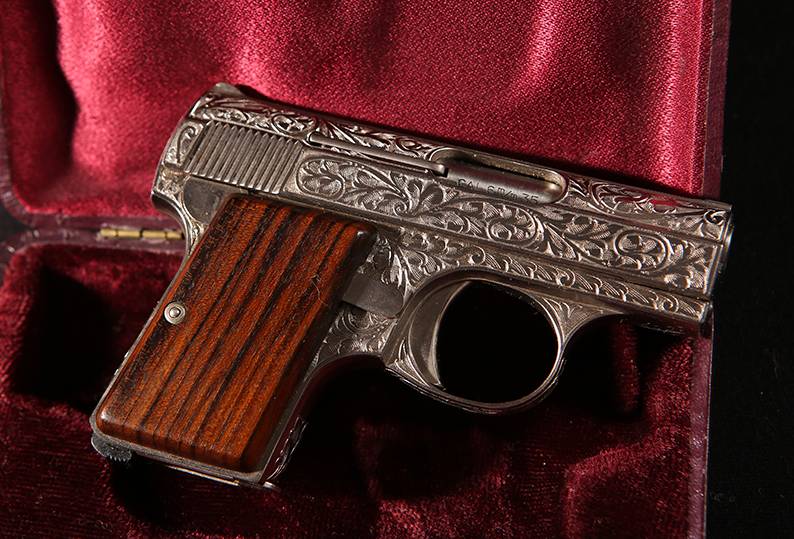 Револьверы и пистолеты: украшенные, памятные и наградные оружие