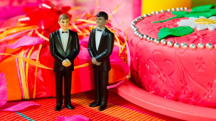 ДОРОГИЕ ИЗВРАЩЕНЦЫ: КТО И ЗАЧЕМ ПРОЛИВАЕТ ЗОЛОТОЙ ДОЖДЬ НА СОДОМИТОВ РОССИИ