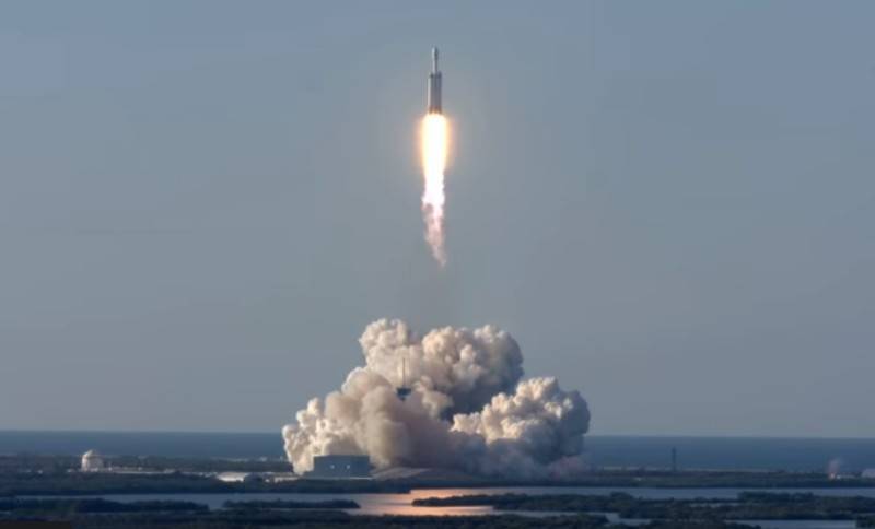 SpaceX провела второй успешный запуск сверхтяжелой ракеты Falcon Heavy