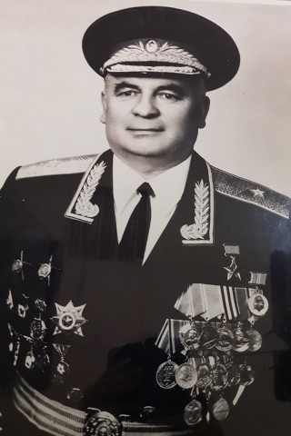 За что присвоено звание Героя Советского Союза Ивану Сухомлину.