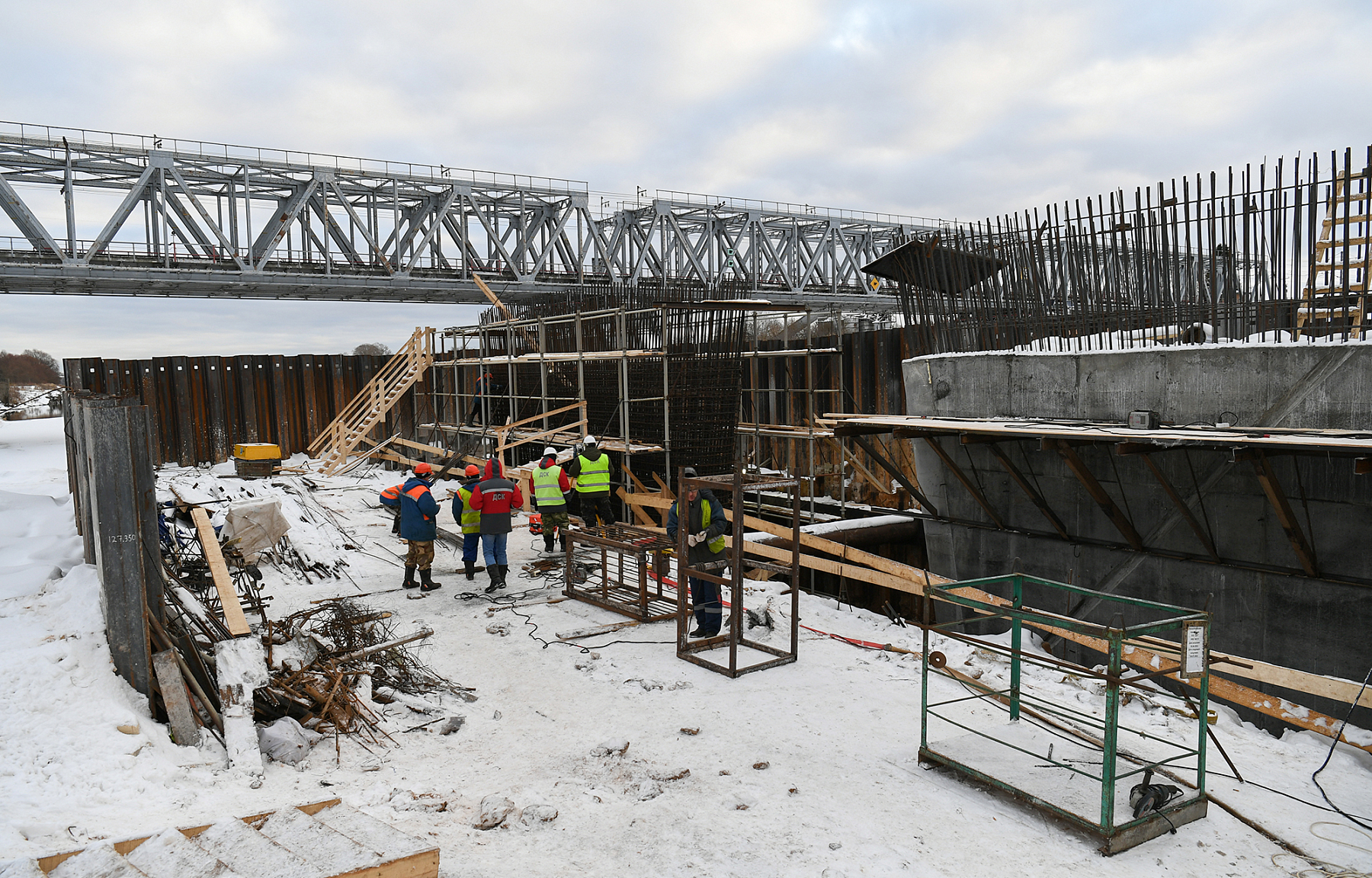 Игорь Руденя и Владимир Васильев проинспектировали ход строительства Западного моста в Твери