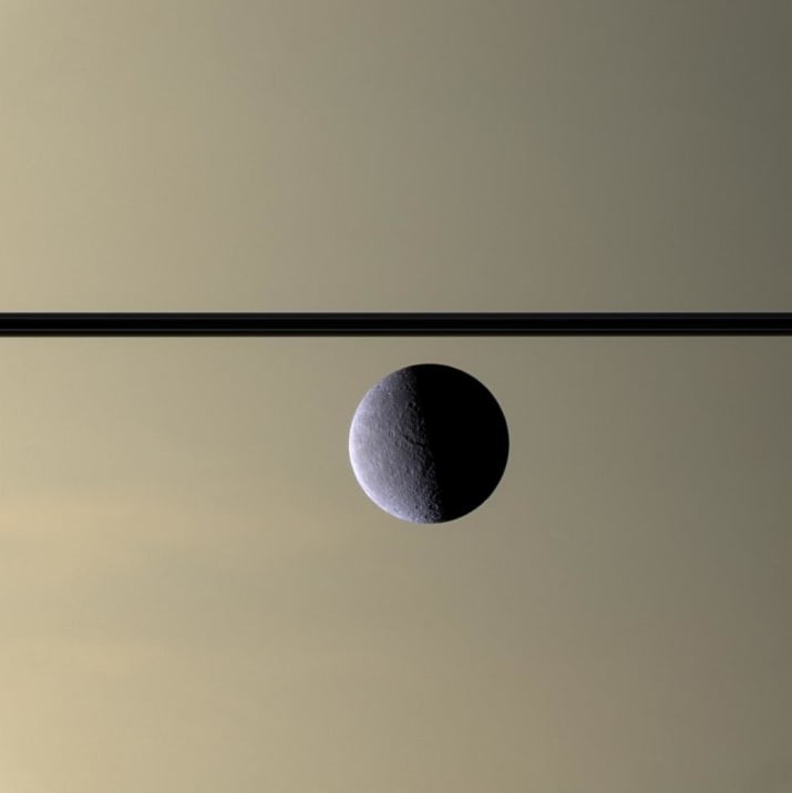 Спутник Сатурна Рея на фоне его колец ТУМАННОСТИ, звезды, космический телескоп, космос, необычно, планеты, снимки, фото