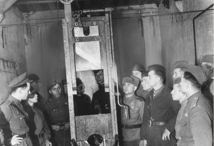 Советские солдаты рядом с немецкой гильотиной/ Фото: test.waralbum.ru Советские солдаты рядом с немецкой гильотиной/ Фото: test.waralbum.ru