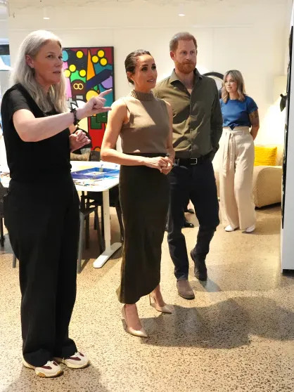 Меган Маркл и принц Гарри посетили национальный музей искусств для ветеранов в Австралии Маркл, принц, ГарриМеган, находятся, визитом, Австралии, Меган, часами, четырёхдневным, МарклСассекские, CartierМеган, завершила, золотыми, серьгамипусетами, бриллиантовыми, запланированы, Образ, юбкойкарандашом, Здесь, Канберре