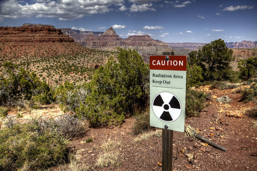 Таблички с предупреждением о радиации в Гранд Каньоне