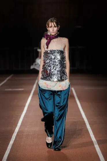 Анастасия Решетова (с новой стрижкой), Елена Перминова, Карина Истомина, Катя IOWA посетили показ 