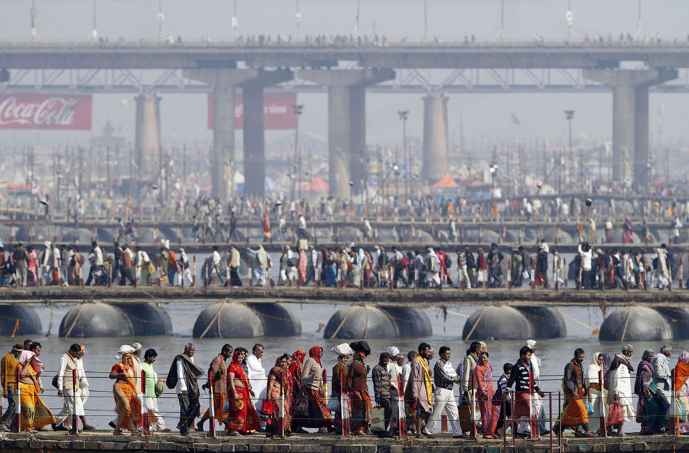 Строительство понтонных мостов в Индии
