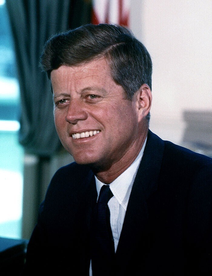 Президент Кеннеди попросил свою мать не связываться с главами государств без предварительной просьбы. Это случилось после того, как она попросила Никиту Хрущева прислать ей его автограф
