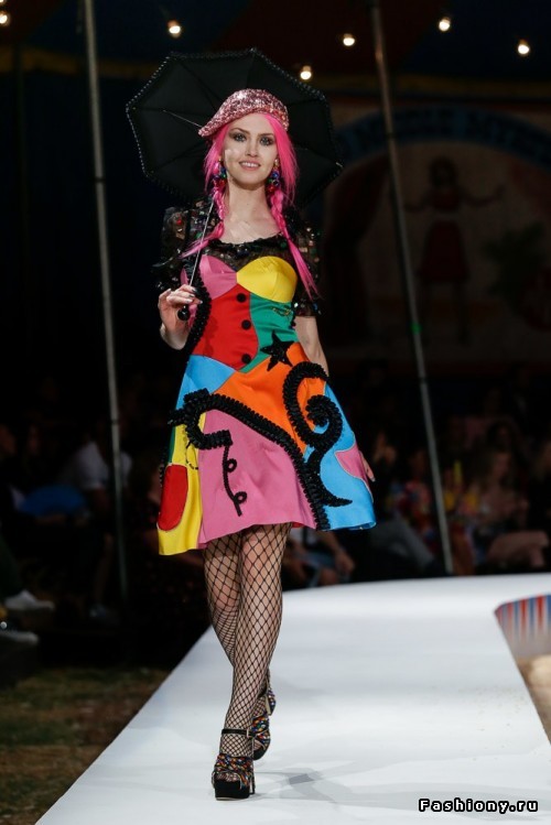 Moschino Круизная коллекция 2019 Moschino Круизная коллекция 2019
