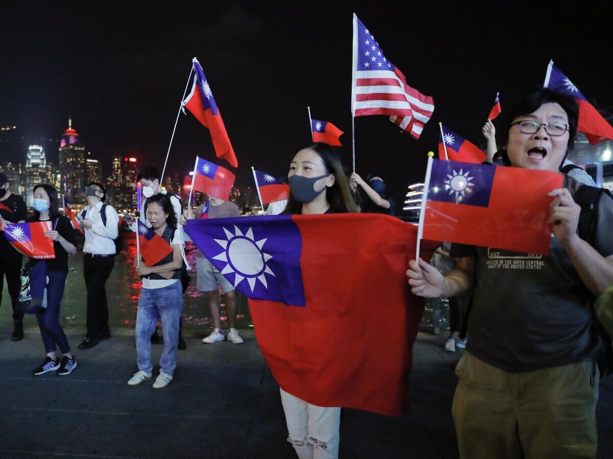    Люди на митинге по случаю Национального дня Тайваня© AP Photo / Kin Cheung