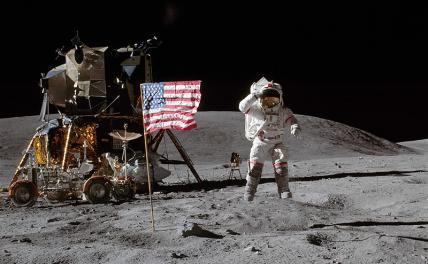 На фото: астронавт, командир миссии по высадке на Луну "Аполлон-16" на лунной поверхности