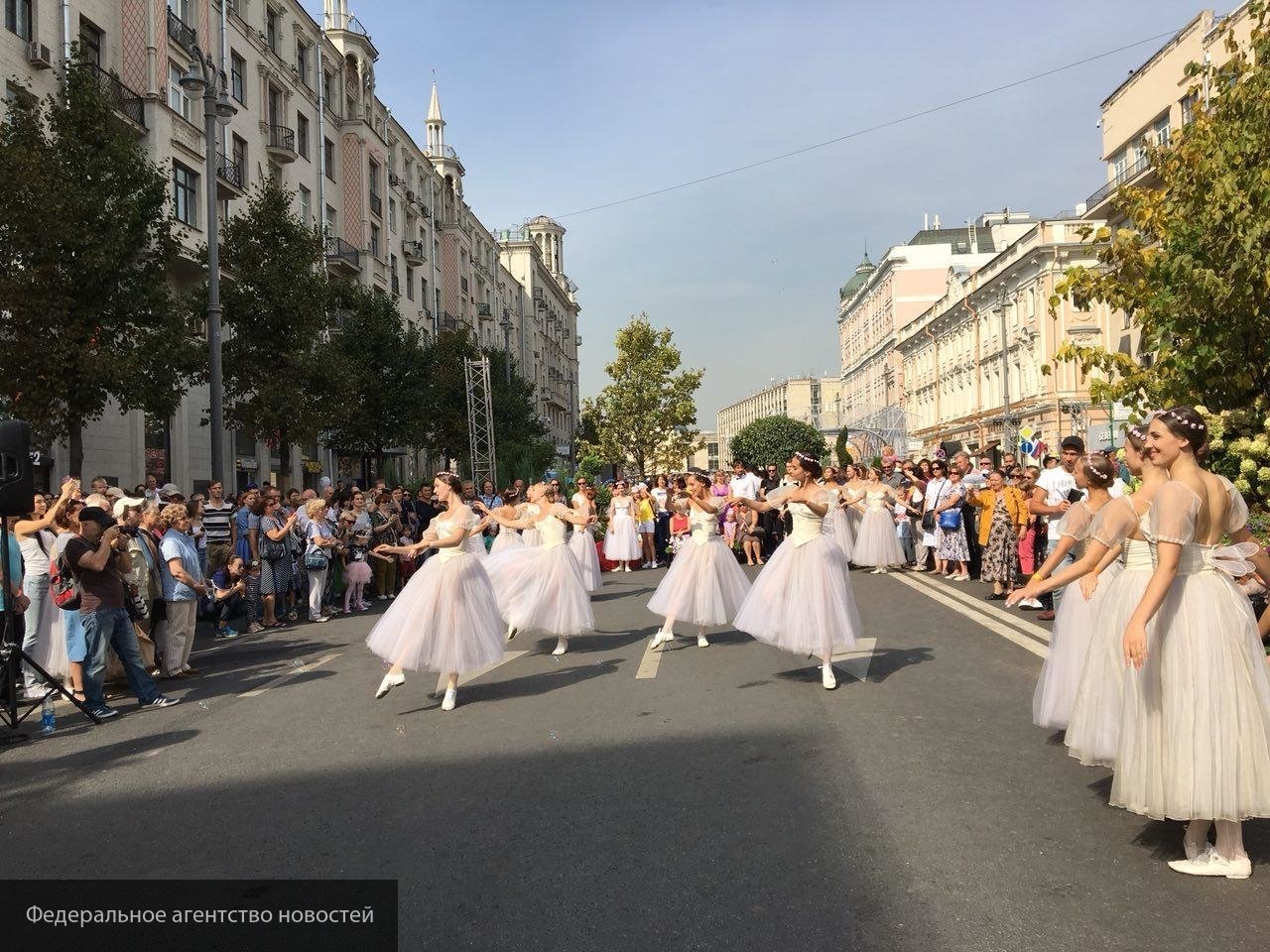 24 день города москвы. Москва день города 871. Моды группа на Тверской в день города.