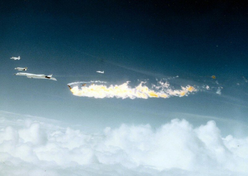 Экспериментальный самолет XB-70 Valkyrie во время столкновения в воздухе с F-104 Starfighter, 8 июня 1969 г. история, ретро, фото