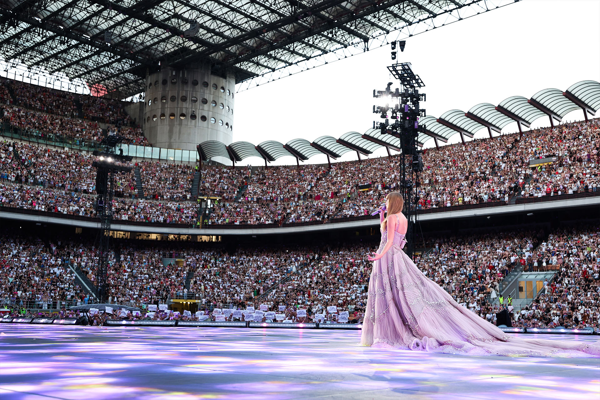 Тейлор Свифт во время концерта в Милане, 2024 год