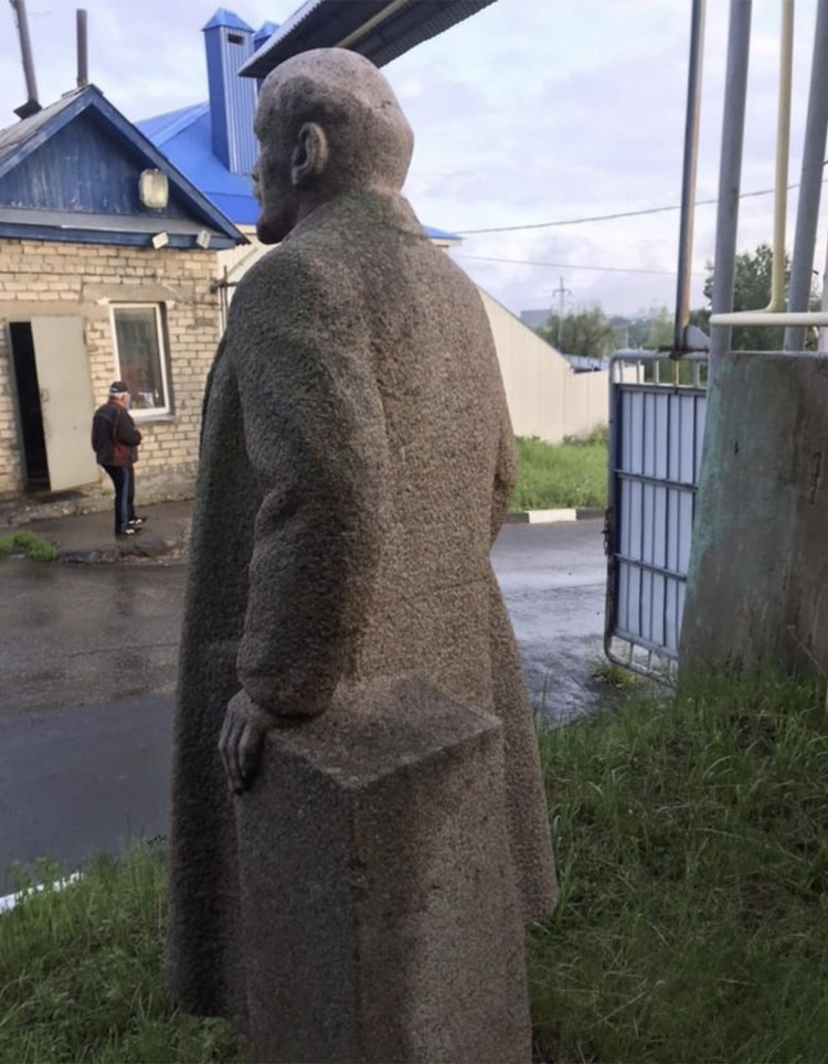 Ленин из Ульяновска грустно взирает на магазин. Вот уже 40 лет он охраняет дрова у сарая.