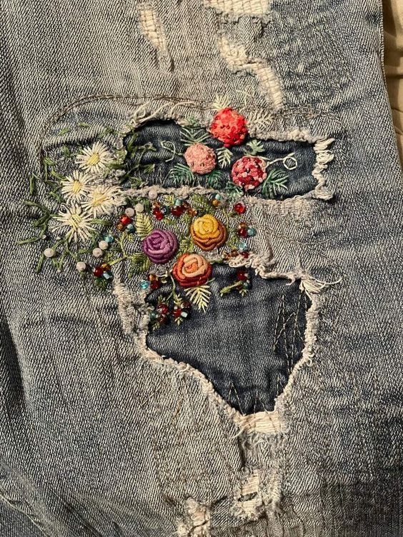 Цветочная вышивка на джинсовой ткани