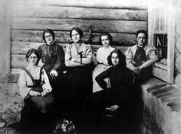 М. Спиридонова (крайняя слева) среди женщин–заключённых