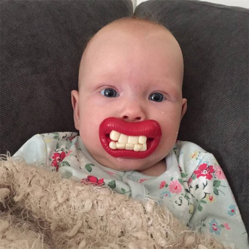 Смешные пустышки для младенцев набирают популярность в Instagram  funnypacifier