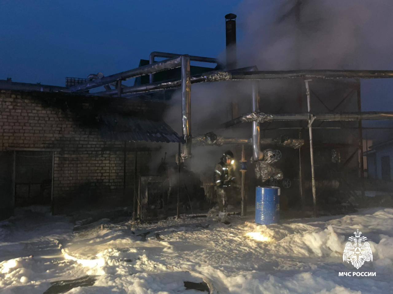 В Тверской области сотрудники МЧС потушили пожар на территории завода