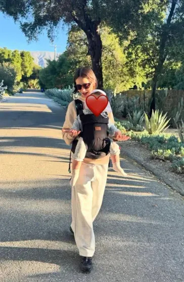 Лили Коллинз опубликовала редкие семейные фото с дочерью и мужем Коллинз, Чарли, актриса, ребёнка, соцсетях, проводит, время, мужем, режиссёром, Макдауэллом, ТувеЛили, платье, дочерью, горячих, источников, Дантон, стала, штате, КолорадоЛили, МакдауэллВ