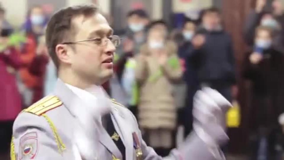 Цветы и оркестр: МВД устроило флешмоб в метро Москвы к 8 Марта