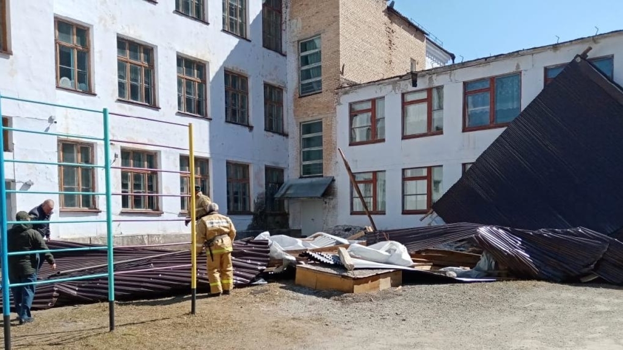 Сильный ветер сорвал кровлю в школе и поликлинике в Приморье