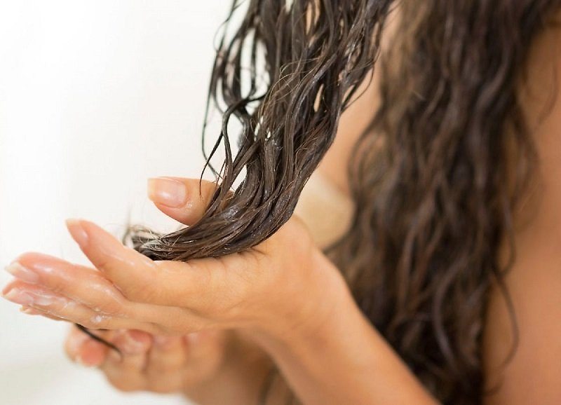 Намазать бальзамом волосы до мытья