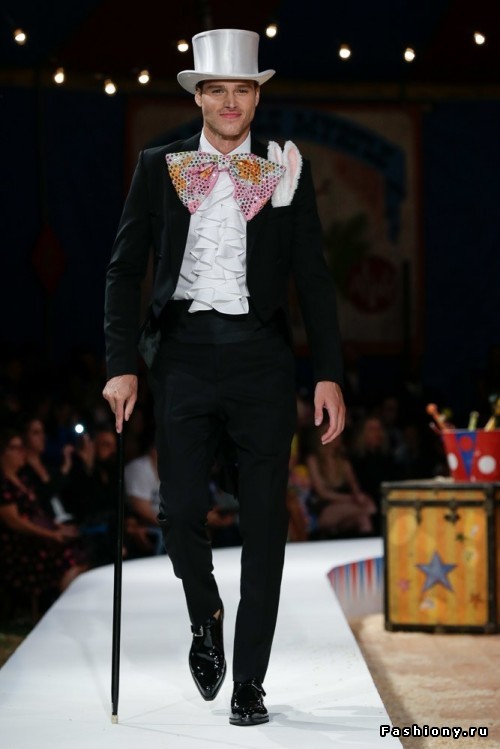 Moschino Круизная коллекция 2019 Moschino Круизная коллекция 2019