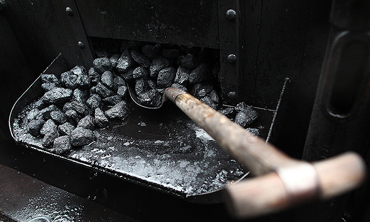 Каменный уголь использование человеком. Использованный уголь. Уголь для печей. Сортировка угля. Каменный уголь применяется.