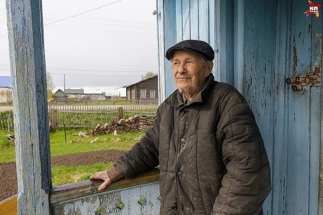 85-летний сельский учитель накопил на дом, но отдал деньги сиротам
